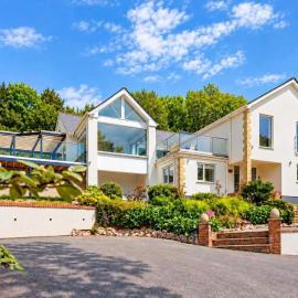 The Curlews - Waterside, boutique home with 10 person spa
