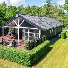 5 star holiday home in Hadsund, hotel en Odde