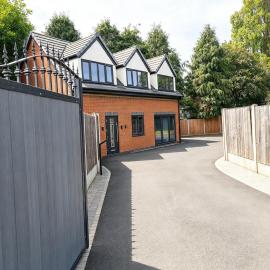 Contractor Friendly 3 Bed Detached Home, Sleeps up to 8, 2 Bath, Free Parking, Private Gated