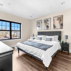 Lux! Gym! King bed-Free Parking Long Term Friendly