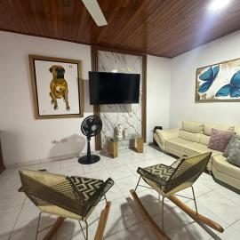 Casa con tres dormitorios y garaje