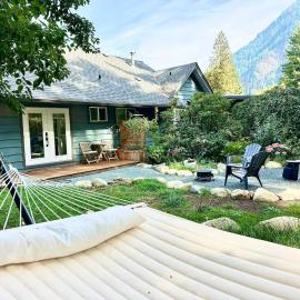 Posada Nordica - a chic, tranquil mountainview suite, hotel di Hope