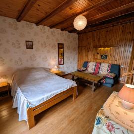 Chambres Confortables avec Petit Déjeuner Inclus et Salon de Jardin, Hotel in Melin