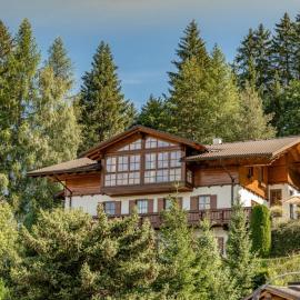 Viesnīca Spacious property with a beautiful view in Flachau pilsētā Flahava