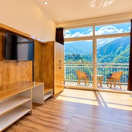 The Belvora Mount Retreat - A Luxury Property Near Kempty Market in Mussoorie