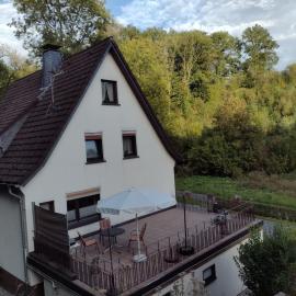 Ruhepol-Sauerland mit großem Balkon, Kaminofen, Massageangeboten und vielen Extras