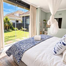 Cadle Craft Beach Cottage, Hotel in Strand