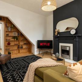2 Bedroom Home with WiFi, Private Yard and Street Parking