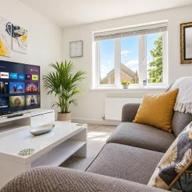 Central 2 Bedroom Flat with 2 Parking Spaces, Quiet and Modern Stay