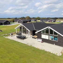 5 star holiday home in Sydals, hotelli kohteessa Høruphav
