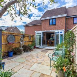 The Hideaway 2 bed house great for Goodwood: Fishbourne şehrinde bir otel