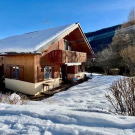 Chalet rénové avec cheminée et terrasse, proche télécabine