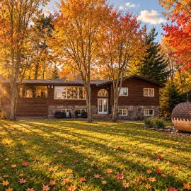 6 Bedroom Lakefront Main House in Sand Bay