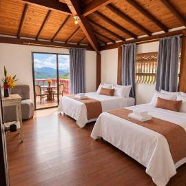 Room for 4 people at Hacienda Adrenalina, hotel din Santa Bárbara