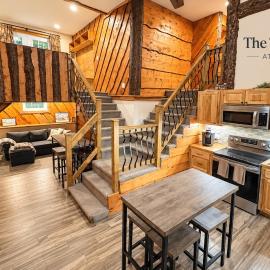 The Treehouse at 11 Gables Ludlow – Hot tub, Dining, Shopping & Okemo Shuttle