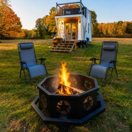 Fire Pit, Rooftop Deck, Farm Tiny Home, hotel sa Gilmanton