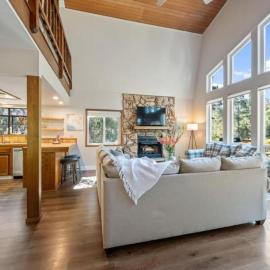 Forest Home with Deck, EV Station, King Beds, hotel a Cambria
