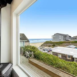 Lovely ocean view cottage next to Nye Beach access - EV on site, hotel sa Newport