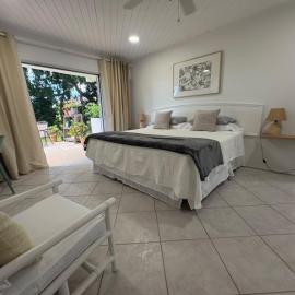 Renovated Studio, Big Patio & Pool ,Rockley, hotel v destinaci Bridgetown