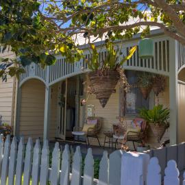 Heritage Cottage close to shopping & restaurants