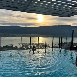 Million-Dollar Iconic Lakeview Downtown Signature 2-Bed 2-Bath Loft with infinite rooftop pool, hotel Kelownában