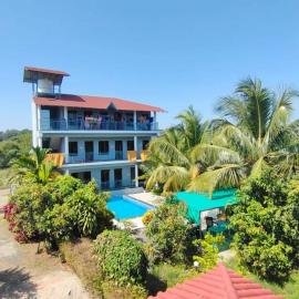 Awas House Pool Beach access Inhouse meals, hotel di Avas