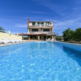 Crowonder Sun&Fun Holiday House with Large Swimming Pool, Playroom and Garden, viešbutis Bibinėje
