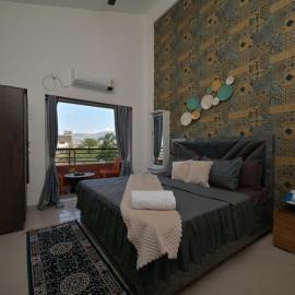II EMPYREAN STAYS II LOVE SHAKE II 2BHK II AC II PRIVATE POOL Il, Hotel in Lonavla
