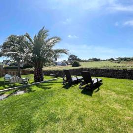 Modern 3 bed Bungalow with parking, private garden, hotel a Newlyn