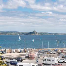Harbourside apartment with seaviews and parking