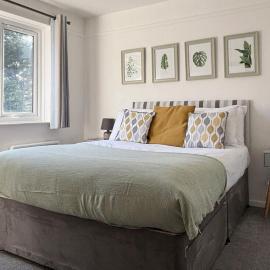 Harlowe Mousehole Hideaway two bedrooms with parking, хотел в Маусхол