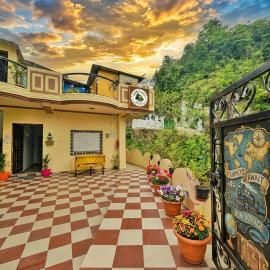 Hobbit House Hostel