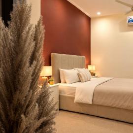 Pine Villa 4 Bedroom Fully Furnished Family House, Hotel in Lahore