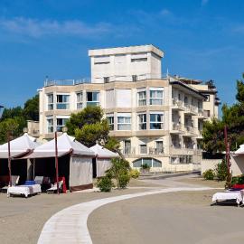 Hotel Petit Palais، فندق في ليدو دي فينيتسا