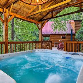 Bear Mountain Chalet in the Woods w/ Hot Tub
