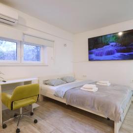 Cozy Ground Level Studio, hotel a Sesvete