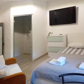 Bright & Sunny Studio, hotel a Sesvete