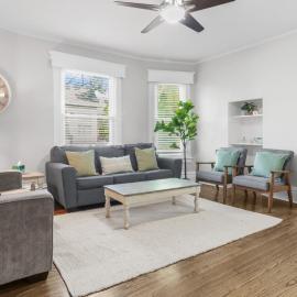 Cozy W Front Porch DT Libertyville near Naval Base