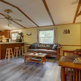 Secluded Woodsy Cabin: Hike, Fish, Hunt + ATV!، فندق في Arkdale