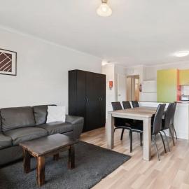 Alpine Mountain View 21 - 4 BR l Pool l Free Wi-Fi & Netflix I 2 Car Spaces – hotel w mieście Jindabyne
