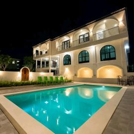 Villa 4 Kamar Tidur Dengan Kolam Renang Pribadi, hotel v destinaci Puncak