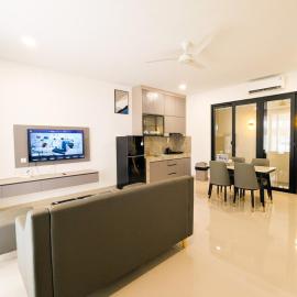 SnD Rosewood 8 No 23 Spacious Villa 4BR with Netflix at Garden Avenue, hotel din Sengkuang