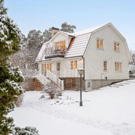 Renovated Swedish Villa With Lake View And Terrace Near Beach, hotel din Älgöö