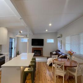 Nowra Central Stay with Spa and Bushland backdrop