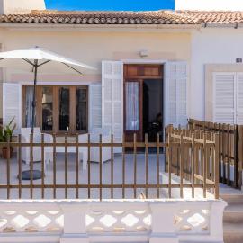 House by the sea in Can Picafort with terrace, hotell i Can Picafort