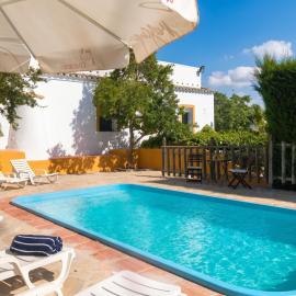 Elegant Villa in El Saucejo with Private Pool, hotell i El Saucejo