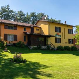 Comfortable Chalet in Giarola with Mountain View, hotel din Busana