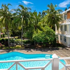 Spacious Apartment with Pool in Blue Bay