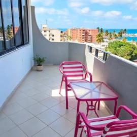 Apartamento vista al mar, frente a la playa con gran balcón