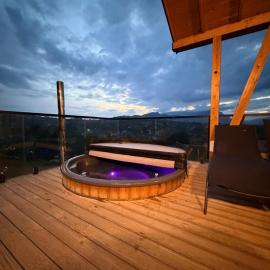 Royal Hill-Prince Chalet Bran- Mountain View and Hot Tub, хотел в Sohodol
